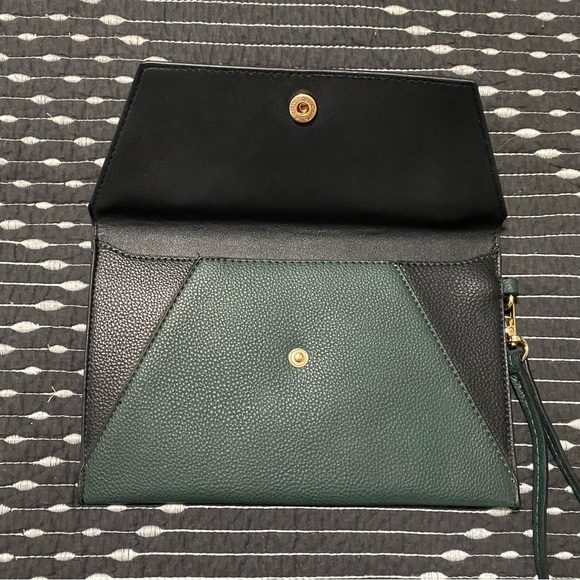NWOT Medium Envelope Wristlet - Picture 2 of 3